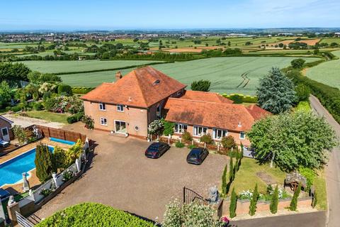 7 bed property, in Dancing Hill, £1,500,000