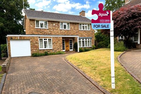 5 bed property, in Birchfields, £800,000