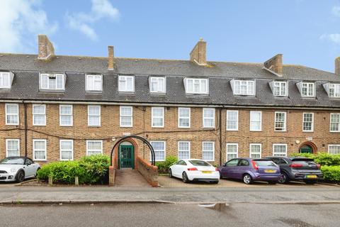 2 bed property, in Boundfield Road, £275,000