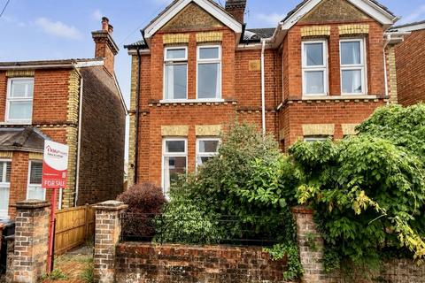 2 bed property, in Meadow Road, £375,000