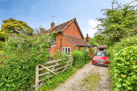 5 bed property, in The Green, £450,000