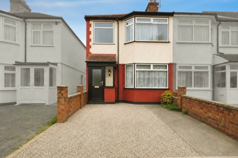 3 bed property, in Crofts Road, £600,000