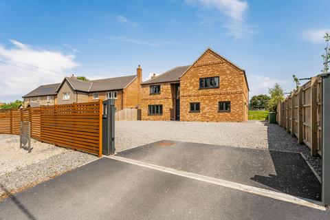 4 bed property, in Ploughboy Lane, £650,000