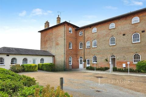 2 bed property, in Nightingales, £260,000
