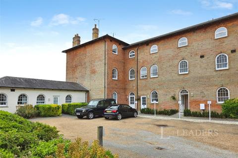 2 bed property, in Nightingales, £279,995