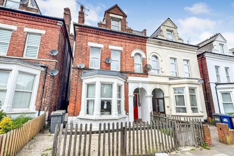 2 bed property, in Ballards Lane, £195,000
