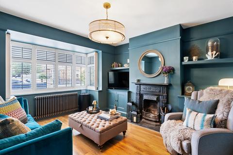 4 bed property, in Lower Road, £995,000