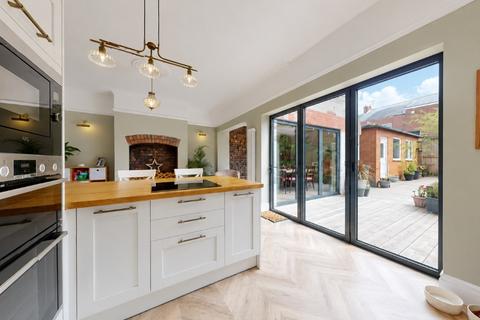3 bed property, in Mowbray Road, £325,000