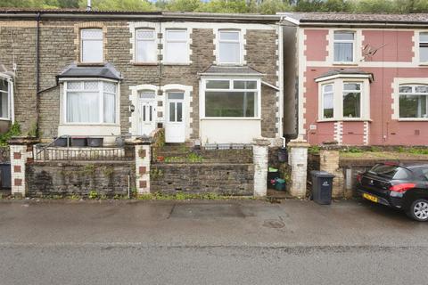 3 bed property, in Victoria Road, £110,000
