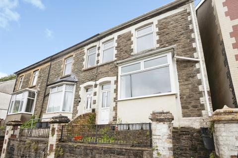 3 bed property, in Victoria Road, £120,000