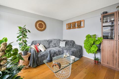 2 bed property, in Samuel Street, £180,000
