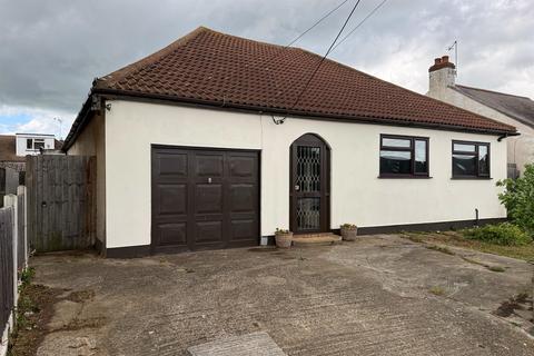 2 bed property, in Queen Elizabeth Chase, £375,000