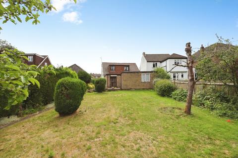 2 bed property, in Loose Road, £325,000