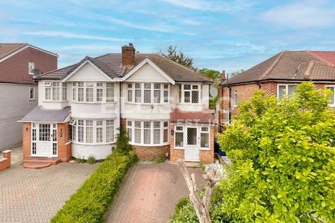 3 bed property, in Runnymede Gardens, £550,000