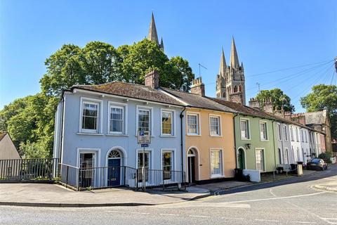 2 bed property, in Union Place, £450,000