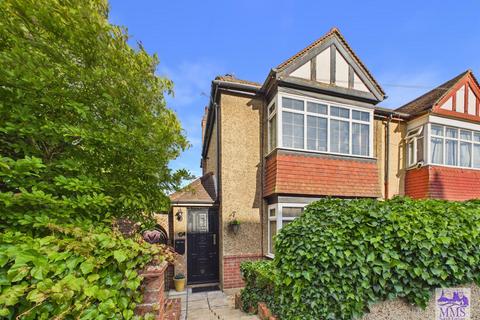 2 bed property, in Jersey Road, £320,000