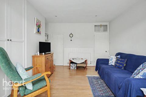3 bed property, in Chelmsford Road, £600,000