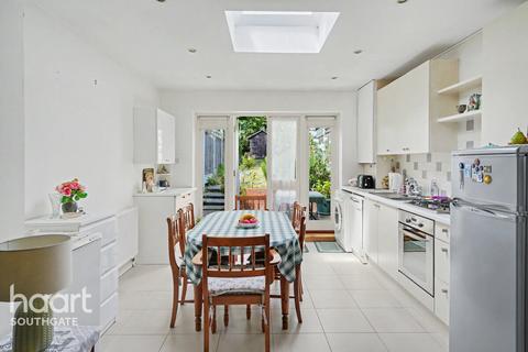 3 bed property, in Chelmsford Road, £600,000