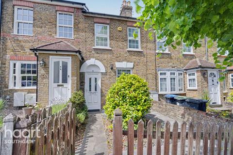 3 bed property, in Chelmsford Road, £600,000