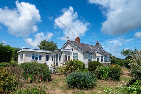 3 bed property, in Alverstone Road, £385,000