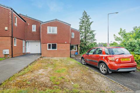 3 bed property, in Castlecroft, £165,000