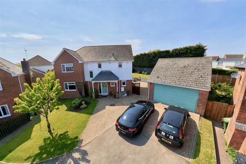 4 bed property, in Park Road, £525,000