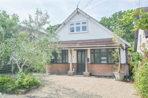 4 bed property, in Oakwood Avenue, £825,000
