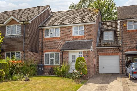 4 bed property, in Pinewood Way, £450,000