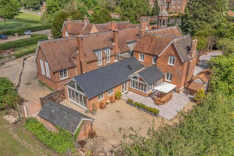 3 bed property, in The Green, £899,995
