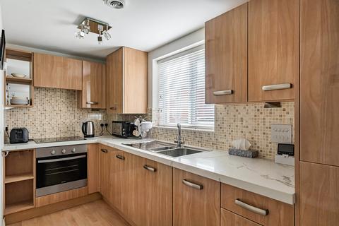 2 bed property, in Cardew House, £170,000