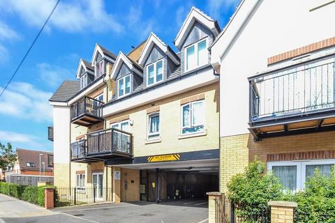 1 bed property, in Featherstone Road, £225,000