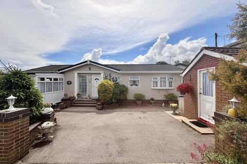 2 bed property, in Green Valley Park, £295,000