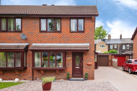 3 bed property, in Linden Court, £240,000