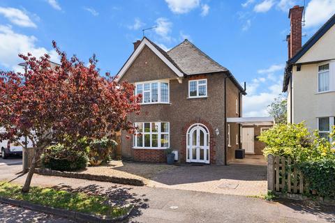 3 bed property, in Collinsfield, £430,000