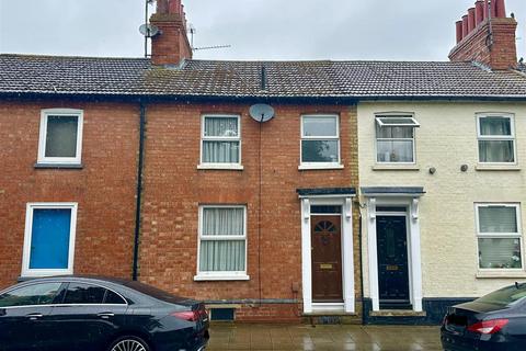 2 bed property, in High Street, £279,000