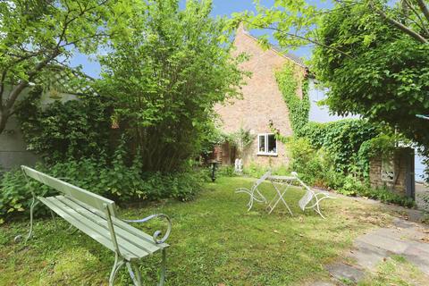 3 bed property, in Gardiner Close, £450,000