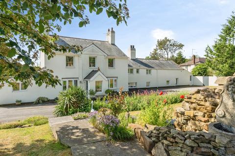 5 bed property, in Rhewl, £490,000