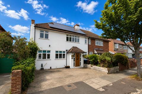 4 bed property, in Rydal Drive, £800,000