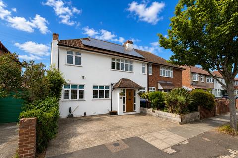4 bed property, in Rydal Drive, £800,000