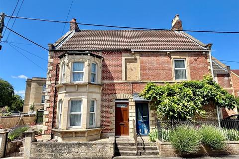 5 bed property, in Ashton Street, £425,000