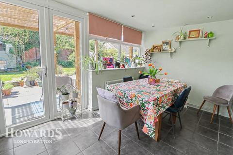 6 bed property, in Pound Close, £375,000