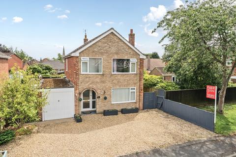 3 bed property, in Manor Drive, £230,000