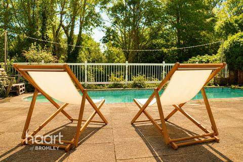 4 bed property, in Bromley BR1, £1,000,000