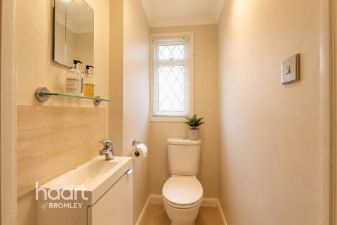 4 bed property, in Bromley BR1, £1,000,000