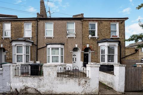 4 bed property, in St. Pauls Road, £600,000