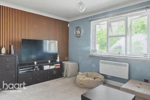 1 bed property, in Doveney Close, £225,000