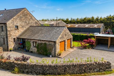 5 bed property, in Middle Foulshaw, £525,000