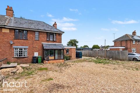 4 bed property, in Glenfield Close, £220,000