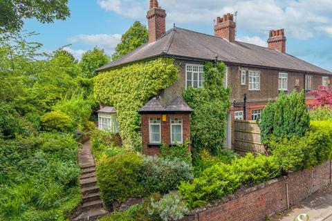 3 bed property, in Hollow Lane, £375,000