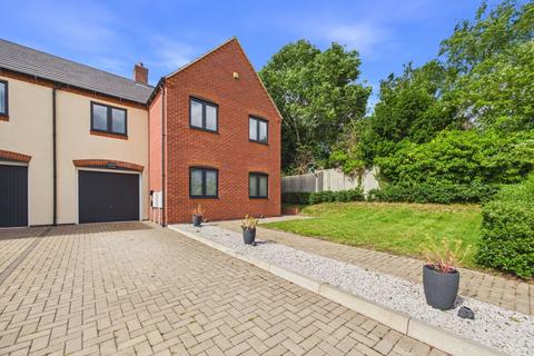 4 bed property, in Abbotsford Close, £450,000